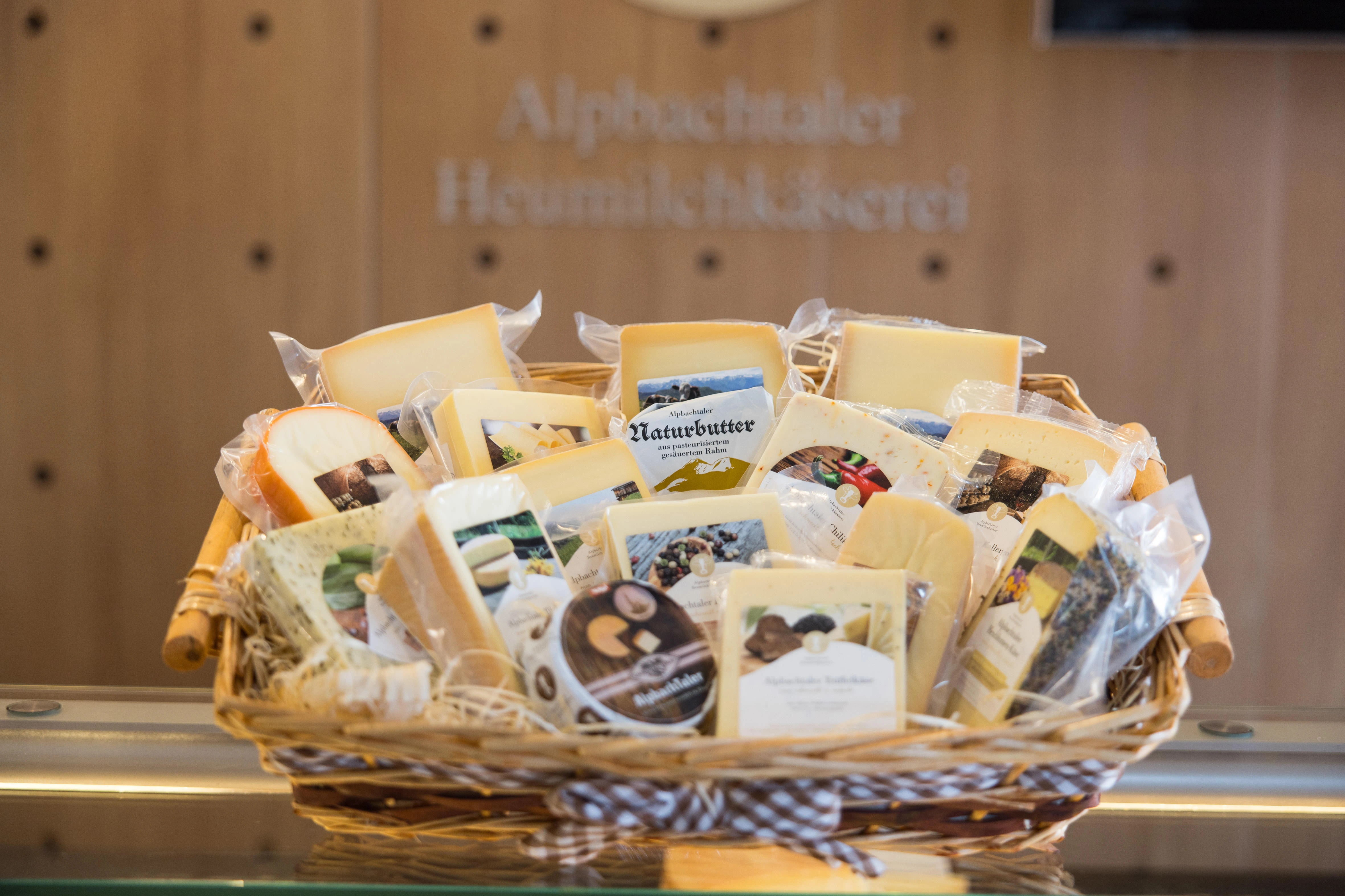 Geschenkkorb mit vielen Käsespezialitäten